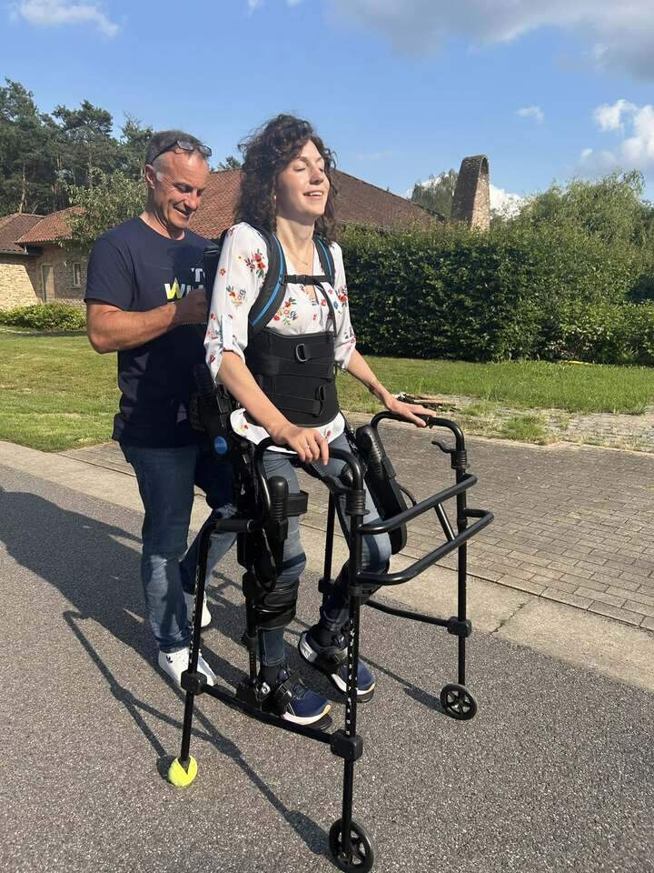 Het doel is de aankoop van een nieuwe staprobot om mensen zoals deze jonge vrouw opnieuw mobiel te maken. © De Warme Kerstmars